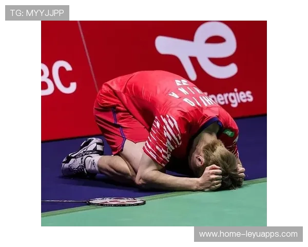 重拳命中肋骨,对手痛到跪地 重拳命中肋骨,对手痛到跪地