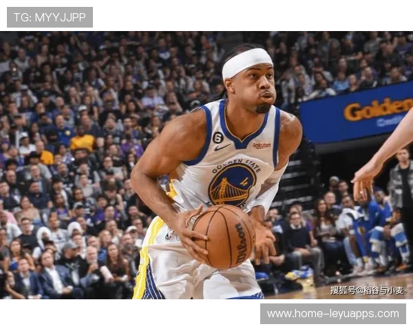 勇士两大核心闪耀全场！穆迪与波斯特联手限制布克，攻防全能稳固空间彰显冠军之风